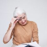 老眼の進行を遅らせる方法4選。同年代よりも老眼を感じにくくする方法とは？